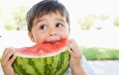 小熊视频儿童吃瓜,萌娃欢乐吃瓜瞬间，萌态可掬萌翻网友