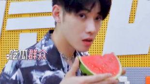 西瓜帅哥吃瓜,西瓜帅哥的甜蜜吃瓜时光