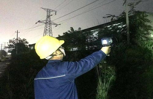 小哥在阳台吃瓜,小哥的悠闲午后时光